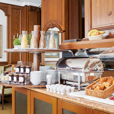 Living Mitte Hotell 4*