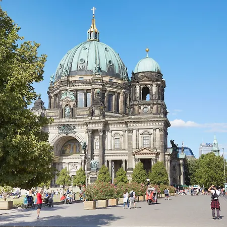 Living Mitte 4*