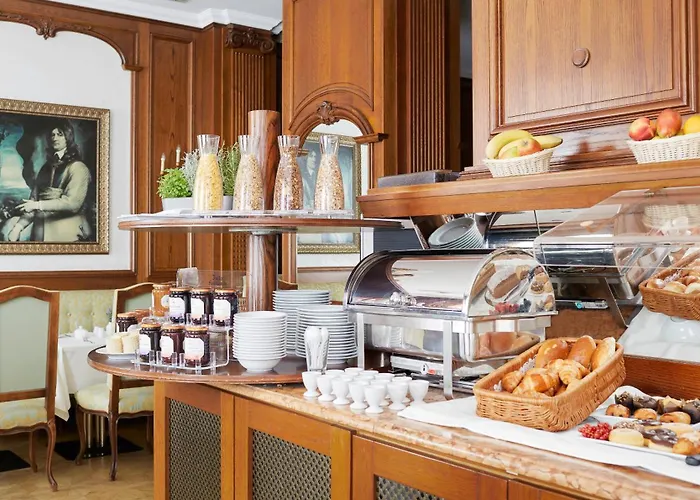 Living Mitte Hotell 4*