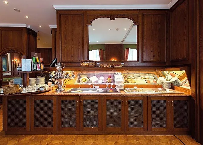 Living Mitte Hotell 4*